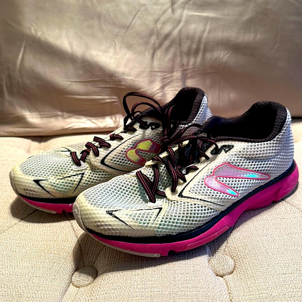 Newton Sneaker white and hot pink